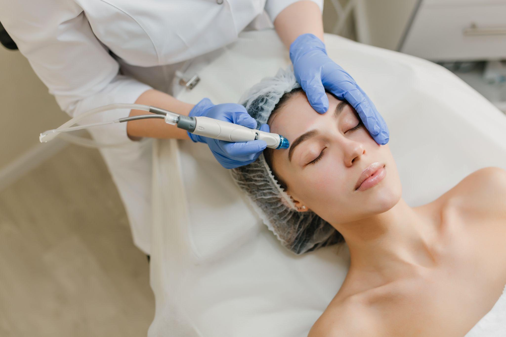 Lee más sobre el artículo Hydrafacial qué es y beneficios clave: adiós a las limpiezas dolorosas